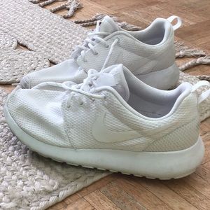 White nike shoes 6.5